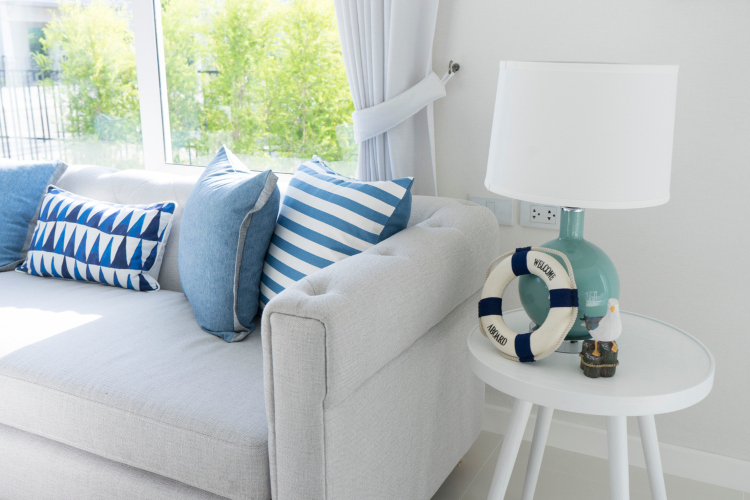 Dekoracija doma u letnjim mesecima favorizuje upotrebu morsko plave i bele boje